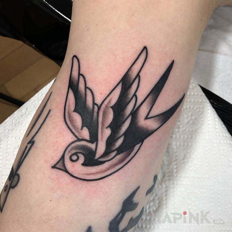 Tattoo Jaskółka / Wolność in animals motif and oldschool style on the forearm
