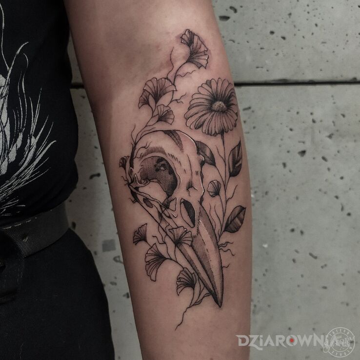 Tatuaż czaszka od oli w motywie kwiaty i stylu szkic na przedramieniu