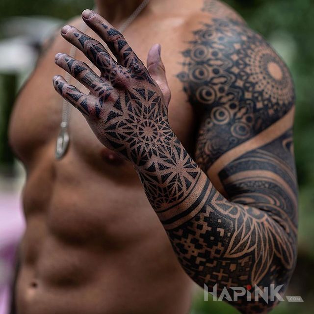 Tattoo Mandalowa dłoń in sleeves motif and geometric style on the fingers