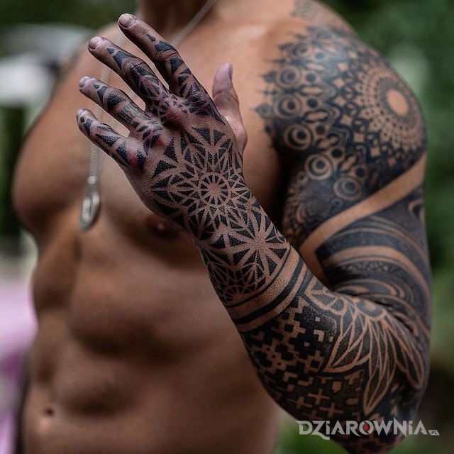 Tatuaż mandalowa dłoń w motywie mandale i stylu geometryczne na dłoni