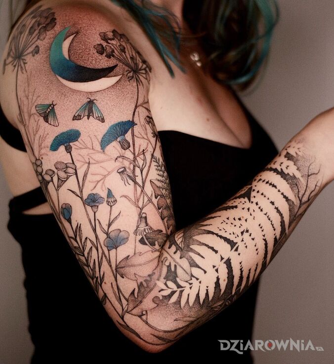 Tatuaż niebieskie łebki kwiatów w motywie rękawy i stylu graficzne / ilustracyjne na przedramieniu