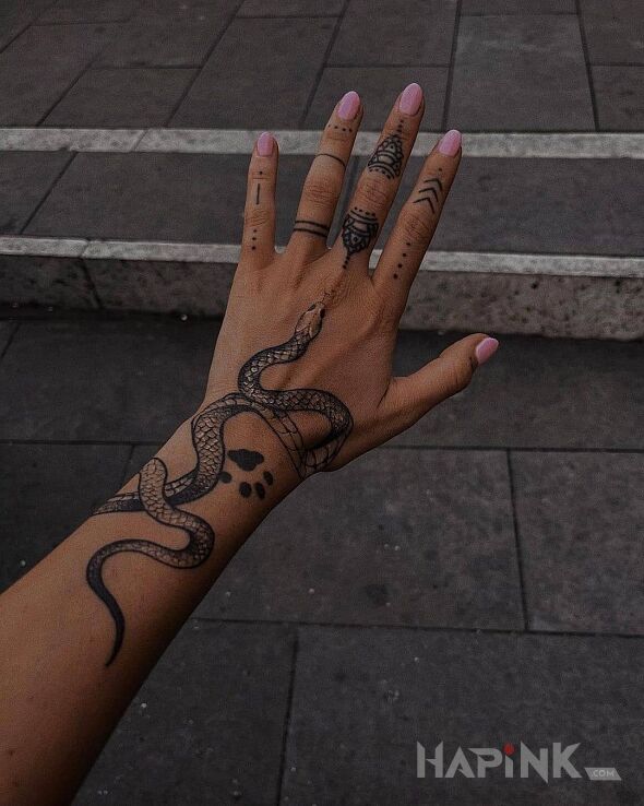 Tattoo Wąż i łapka obok in animals motif and graphic / illustrative style on the wrist