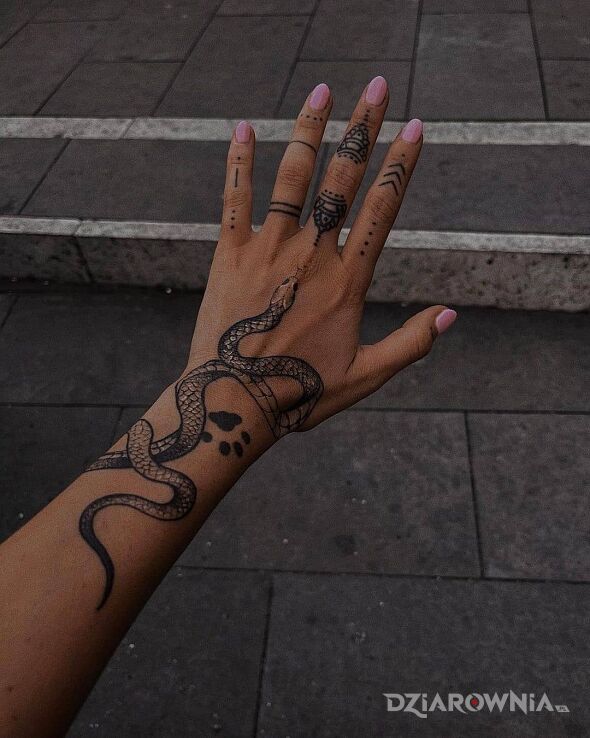 Tatuaż wąż i łapka obok w motywie czarno-szare i stylu graficzne / ilustracyjne na dłoni