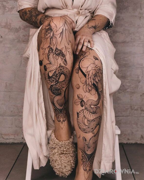 Tatuaż wytatuowane piszczele w motywie florystyczne i stylu graficzne / ilustracyjne na nodze
