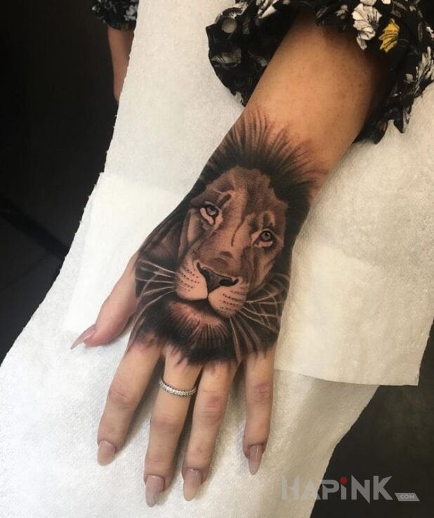 Tattoo Lew jak na dloni in animals motif and realistic style on the hand
