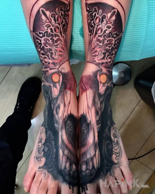 Tattoo Przerażający widok in animals motif on the leg