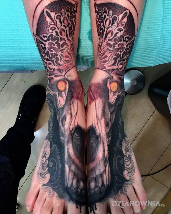 Tatuaż przerażający widok w motywie czaszki na nodze