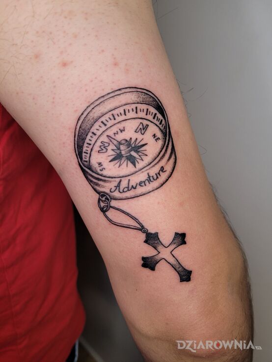 Tatuaż kompas w motywie napisy na ręce