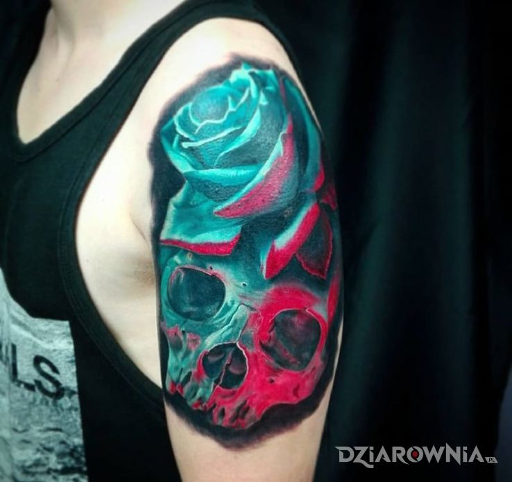 Tatuaż róża i czaszka w motywie czaszki na ramieniu