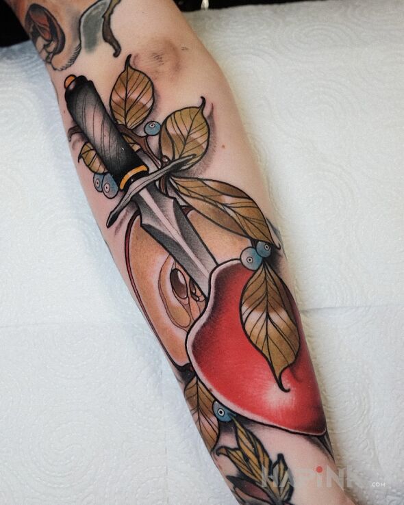 Tattoo Sztylet / Jabłko in floral motif and neo-traditional style on the forearm