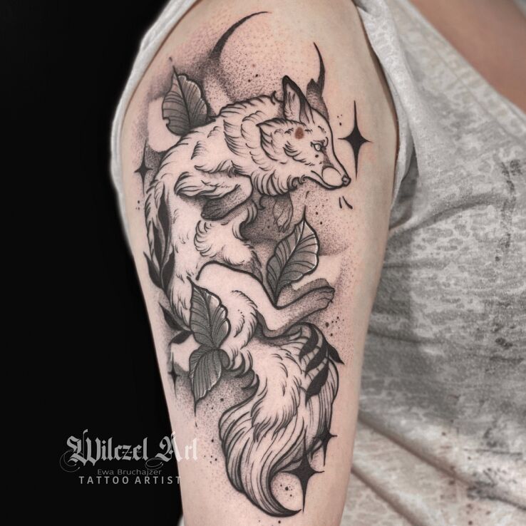 Tatuaż lis  księżyc  liście w motywie czarno-szare i stylu rycinowe / grawiurowe na ramieniu