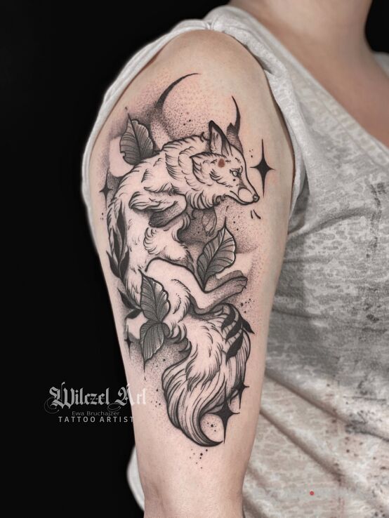 Tatuaż lis  księżyc  liście w motywie czarno-szare i stylu rycinowe / grawiurowe na ramieniu