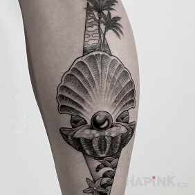 Tattoo Shell / Pearl / Palm on the leg motif: black and gray style: graphic / illustrative