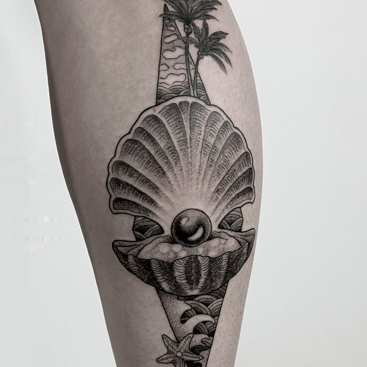 Tatuaż muszla  perła  palma w motywie czarno-szare i stylu graficzne / ilustracyjne na nodze