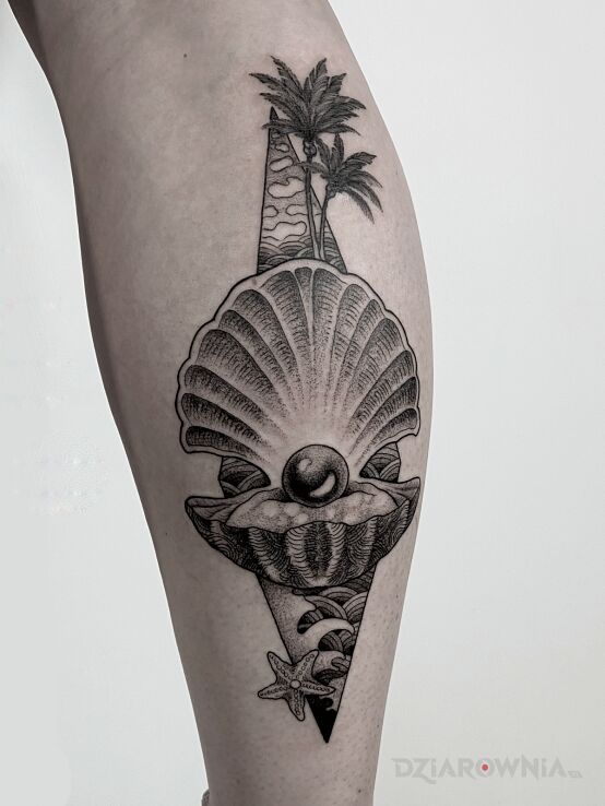 Tatuaż muszla  perła  palma w motywie czarno-szare i stylu graficzne / ilustracyjne na nodze