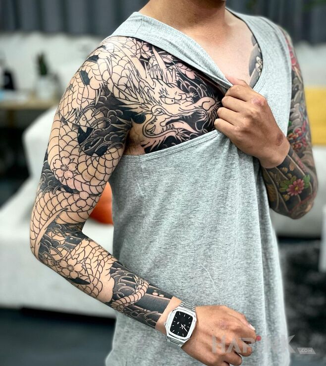 Tattoo Smok wyprany z kolorów in dragons motif and japanese / irezumi style On the arm