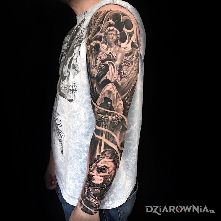 Tatuaż anioł zemsty w motywie czarno-szare i stylu realistyczne na ramieniu