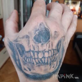 Tattoo Such a head on the hand motif: black and gray style: realistic