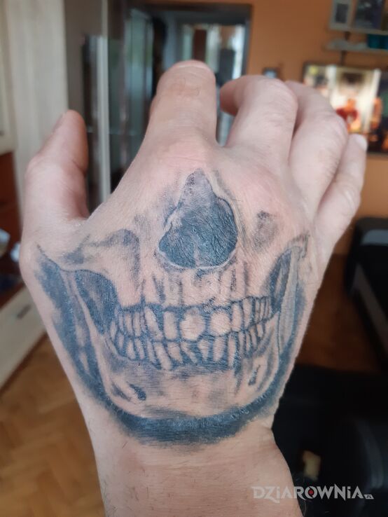 Tatuaż taka czacha w motywie czaszki na dłoni
