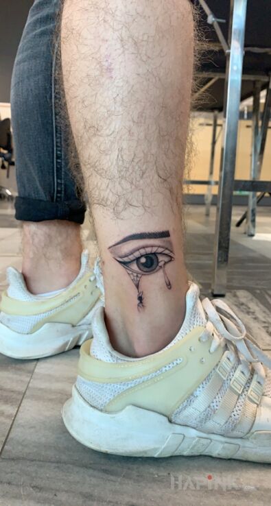 Tattoo Oko z pająkiem i łzą in other motif and graphic / illustrative style on the leg