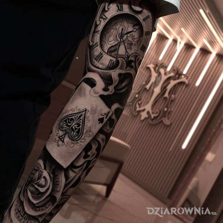 Tatuaż zegar z asem w motywie 3D i stylu realistyczne na ręce
