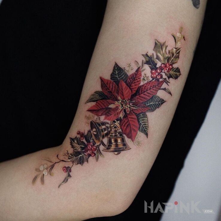 Tattoo Świąteczna dziarka in flowers motif and realistic style on the upper arm