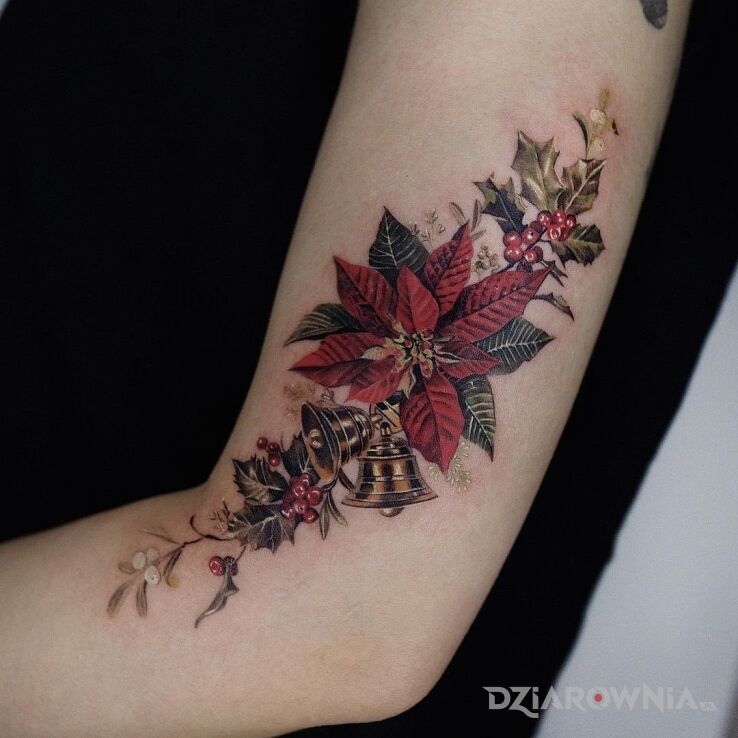 Tatuaż świąteczna dziarka w motywie kwiaty i stylu realistyczne na ramieniu