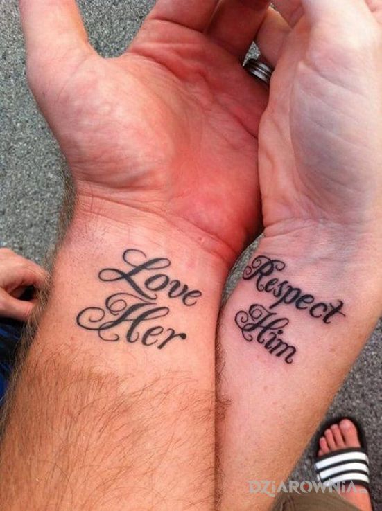 Tatuaż dla par w motywie miłosne na nadgarstku