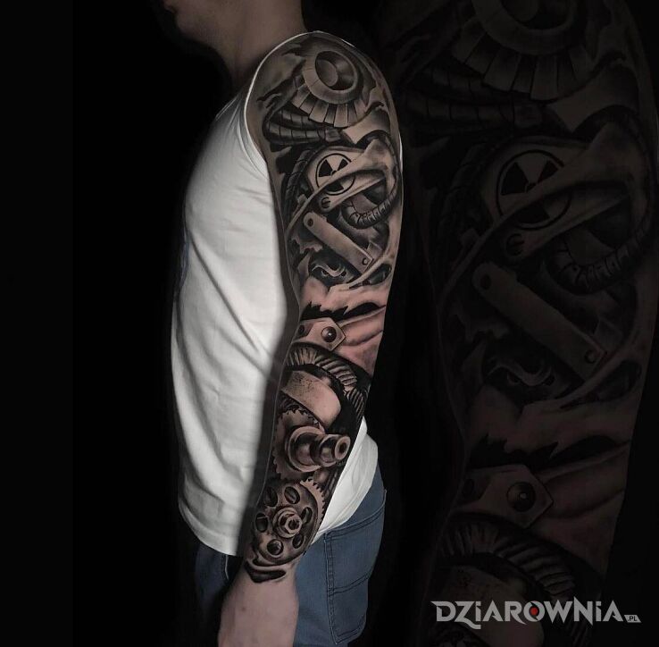 Tatuaż biomechanika w motywie rękawy i stylu realistyczne na ręce