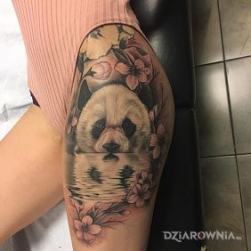 Tatuaż Panda na nodze motyw: kwiaty styl: realistyczne