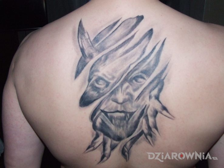Tatuaż moj autoportret w motywie demony na plecach