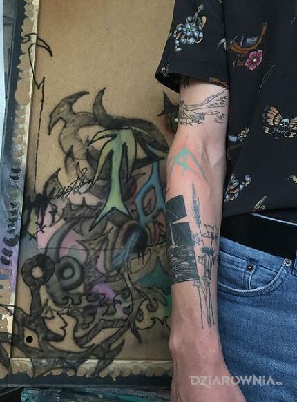 Tatuaż rękaw w motywie czarno-szare i stylu blackwork / blackout na ramieniu