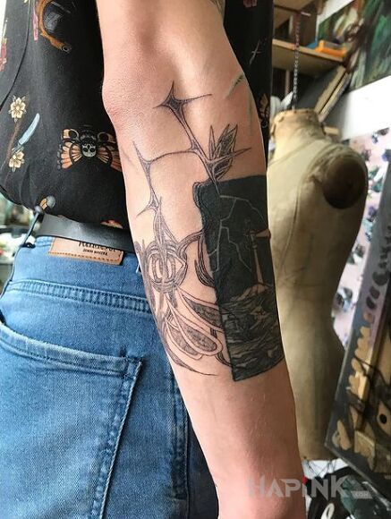 Tattoo Wizja tatuażysty in black and gray motif and abstract style On the arm