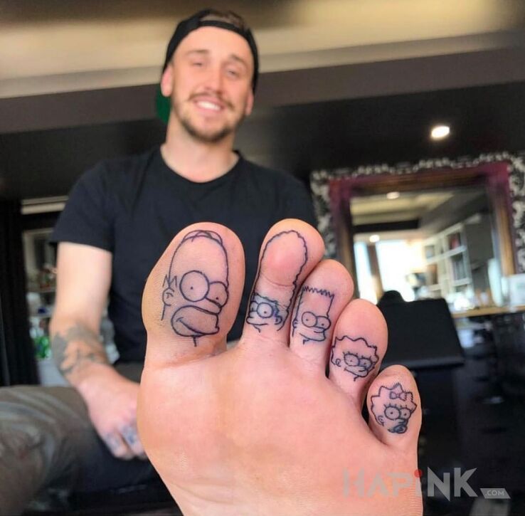 Tattoo Rodzina simpsonow in faces motif and contour / linework style on the foot