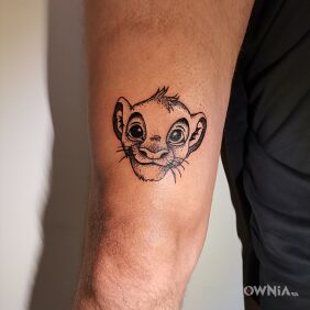 Tatuaż Simba na nodze motyw: postacie styl: graficzne / ilustracyjne