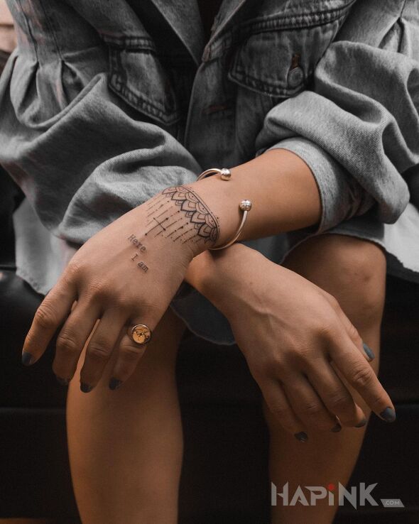 Tattoo Here i am in ornaments motif and contour / linework style on the hand