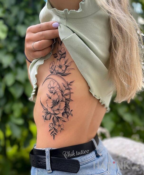 Tattoo Księżyc schowany pomiędzy kwiatami in floral motif and graphic / illustrative style on the ribs