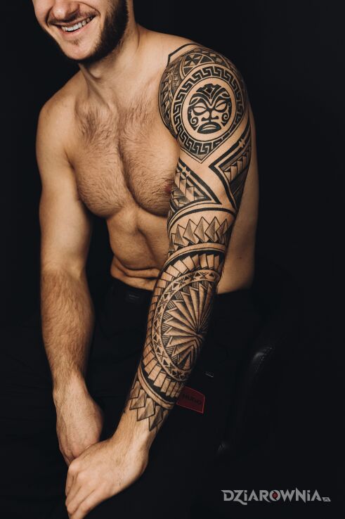 Tatuaż  w stylu polinezyjskim w motywie rękawy i stylu polinezyjskie na łokciu