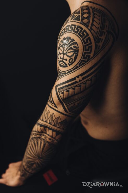 Tatuaż  w stylu polinezyjskim w motywie ornamenty i stylu polinezyjskie na ramieniu
