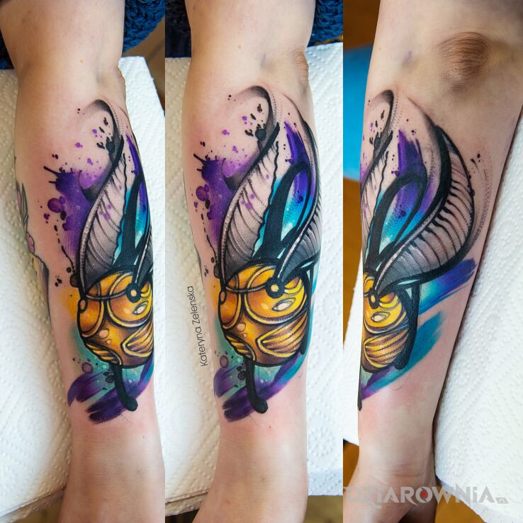 Tatuaż złoty znicz  piłka quidditcha  harry potter w motywie kolorowe i stylu watercolor na ręce