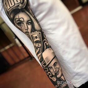 Tatuaż Uśmiechnięty Al Capone na ręce motyw: rękawy styl: realistyczne
