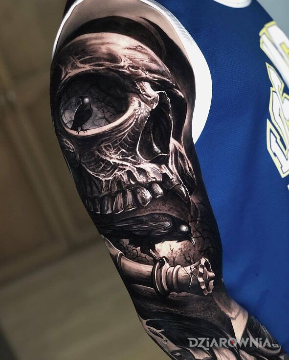 Tatuaż dwa kruki przy czaszce w motywie czarno-szare i stylu realistyczne na ramieniu