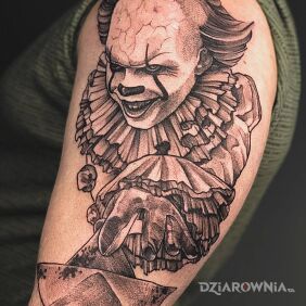 Tatuaż Pennywise the dancing clown na ramieniu motyw: mroczne styl: realistyczne