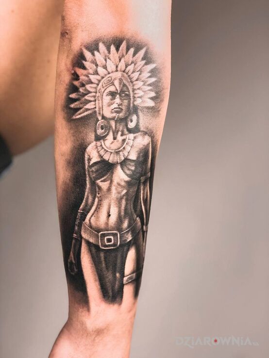 Tatuaż woman aztec w motywie czarno-szare i stylu graficzne / ilustracyjne na przedramieniu