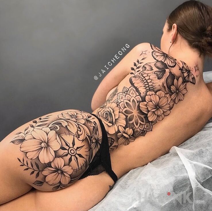 Tattoo Szeroka gamma motywów na połówce in butterflies motif and realistic style on the buttocks