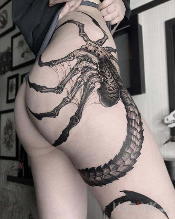 Tattoo Facehugger in other motif and realistic style on the hip