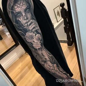 Tatuaż Przenikliwy wzrok na dłoni motyw: twarze styl: realistyczne