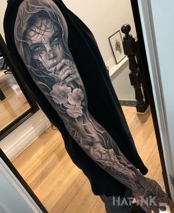 Tattoo Przenikliwy wzrok in 3D motif and realistic style on the hand