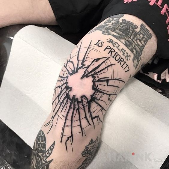 Tattoo Coś pękło in lettering motif and graphic / illustrative style on the knee