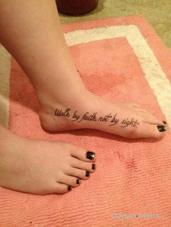 Tatuaż napis na stopie w motywie napisy na stopie